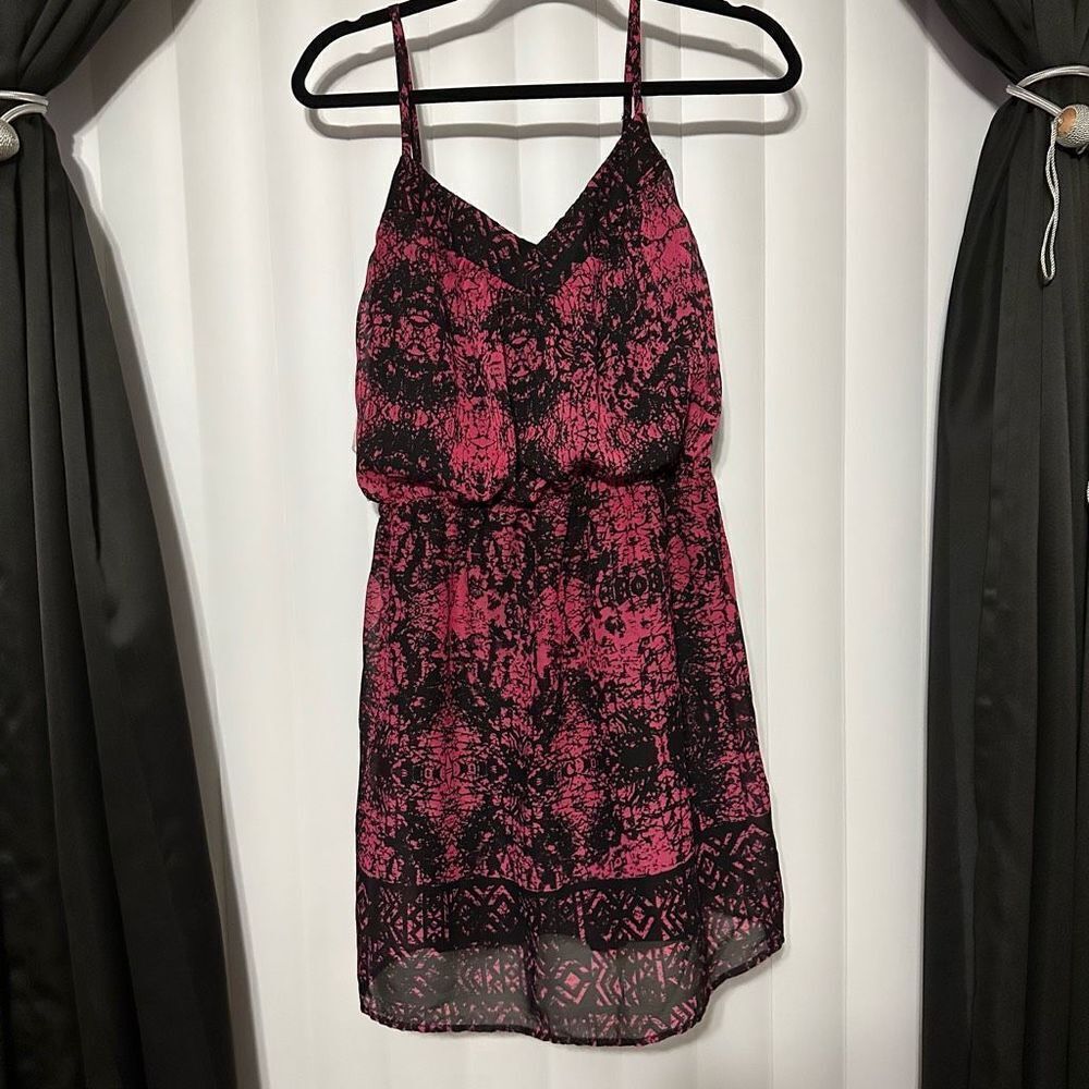 Eyeshadow pink/black adjustable strap flowy v-neck dress